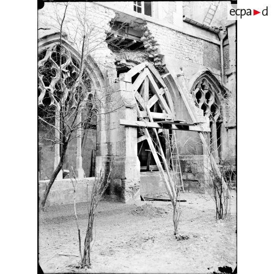 L'intérieur du cloître de Verdun. [légende d'origine]