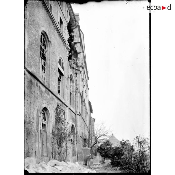 Un pan de mur de l'évêché de Verdun. [légende d'origine]