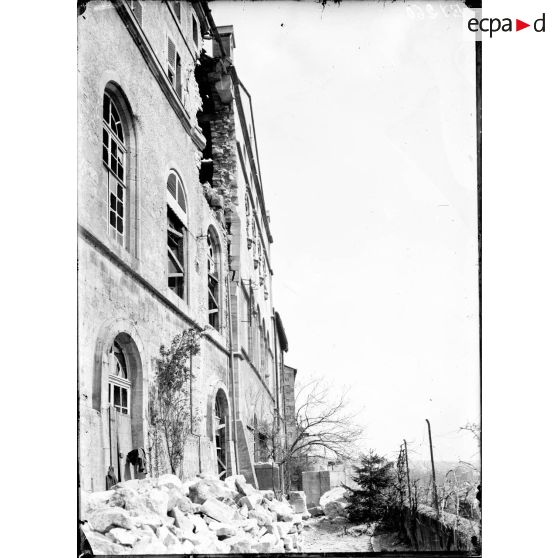 Le mur de l'évêché de Verdun prêt à tomber. [légende d'origine]