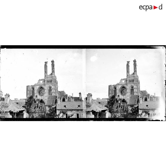 Les ruines de la cathédrale de Soissons. [légende d'origine]