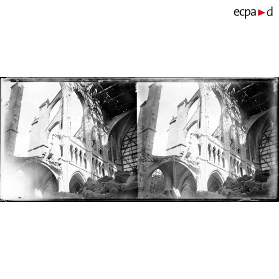 L'intérieur de la cathédrale de Soissons. [légende d'origine]