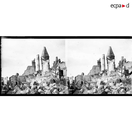 Maisons en ruines autour de la cathédrale de Soissons. [légende d'origine]