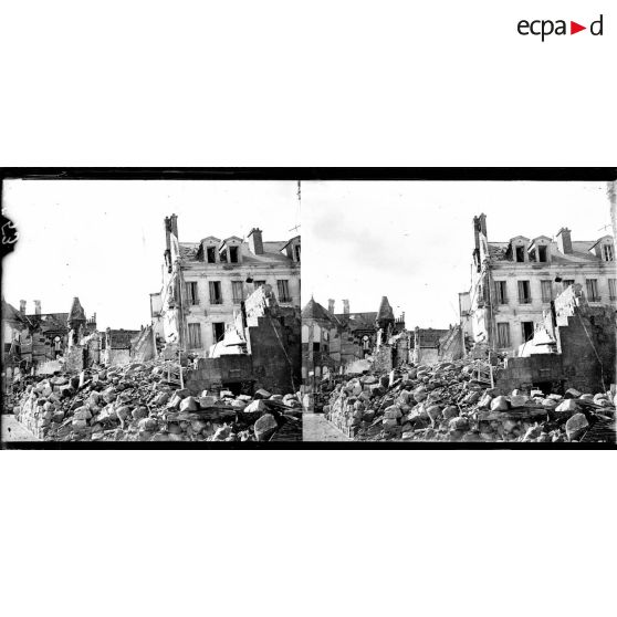 La ville de Soissons en ruine. [légende d'origine]