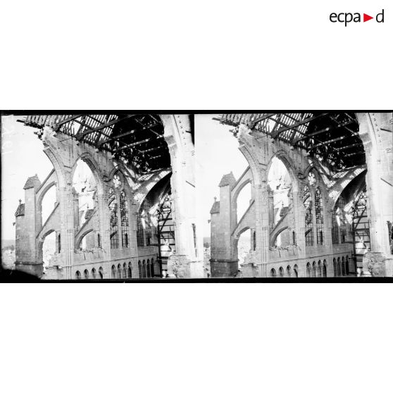 Un des bas côtés de la cathédrale. [légende d'origine]