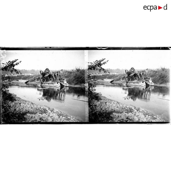 Dragueuse coulée dans l'Aisne par les Allemands. [légende d'origine]