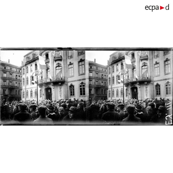 Le palais du gouvernement est pavoisé aux couleurs françaises. [légende d'origine]