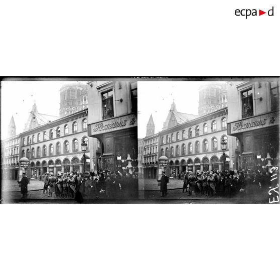 Soldats français et habitants de la ville sur la Hochplatz. [légende d'origine]