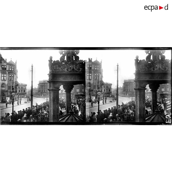 La foule, sur la Markplatz, attend le défilé des troupes. [légende d'origine]