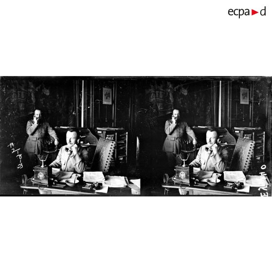 Officiers d'Etat-major dans la ville qu'occupait le Kaiser. [légende d'origine]