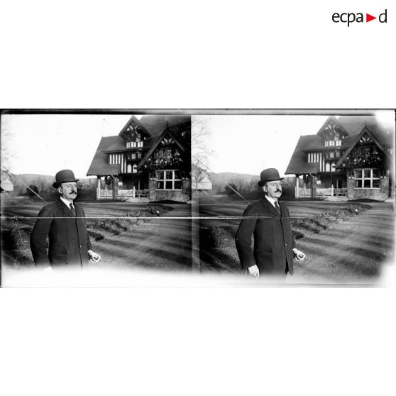 Le portrait du bourgmestre de Spa devant la villa du kaiser. [légende d'origine]