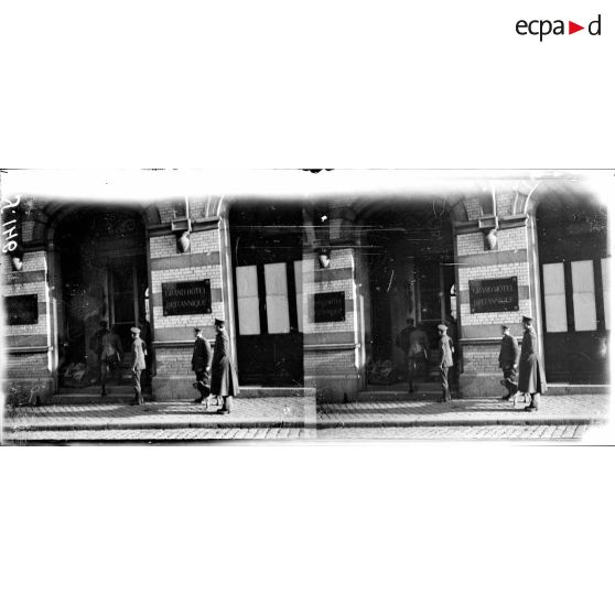 Officiers sortant de l'hôtel britannique où se réunit la commission d'armistice. [légende d'origine]