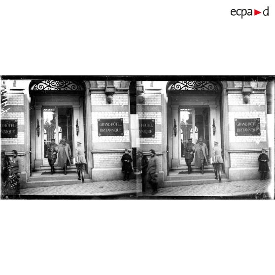 Officiers sortant de l'hôtel britannique où se réunit la commission d'armistice. [légende d'origine]