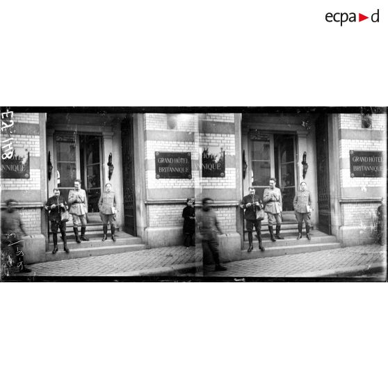 Officiers sortant de l'hôtel britannique où se réunit la commission d'armistice. [légende d'origine]