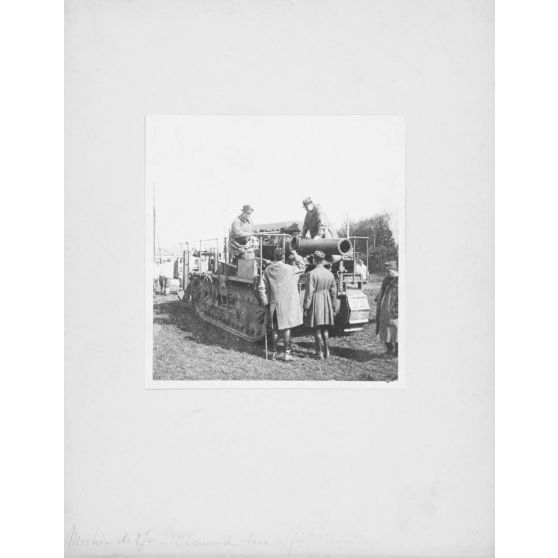 [Sous-marin échoué, mortier de 270, zeppelin, char. 1917, s.d.] Album démonté. Page 3.