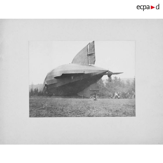 [Sous-marin échoué, mortier de 270, zeppelin, char. 1917, s.d.] Album démonté. Page 4.