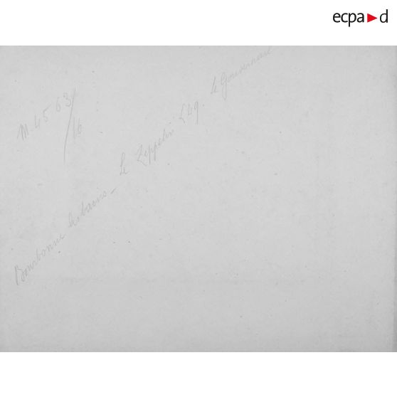 [Sous-marin échoué, mortier de 270, zeppelin, char. 1917, s.d.] Album démonté. Page 5.