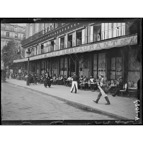 Paris. Grands Boulevards. Une terrasse du café de la Paix. [légende d'origine]