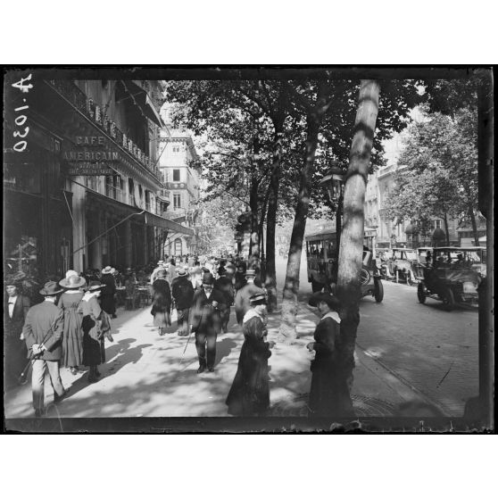 Paris. Grands Boulevards. Les promeneurs devant le café américain. [légende d'origine]