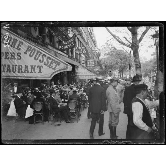 Paris. Grands Boulevards. La taverne Pousset. [légende d'origine]