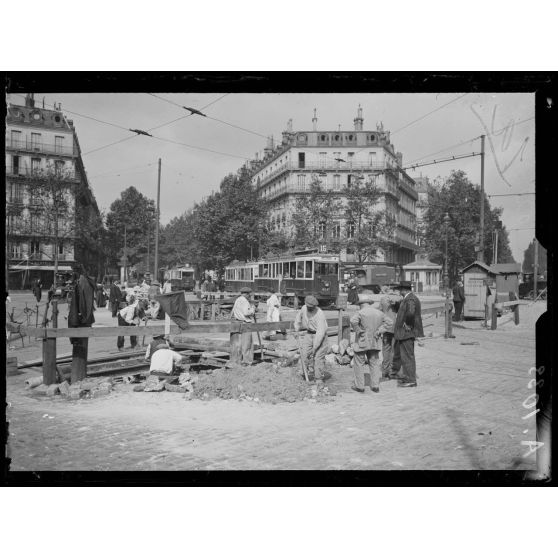 Paris. Place St Augustin. Chantier de travaux de refection de béton. [légende d'origine]