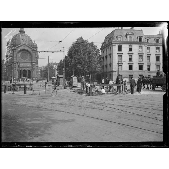 Paris. Place St Augustin. Chantier de travaux de refection de béton. [légende d'origine]