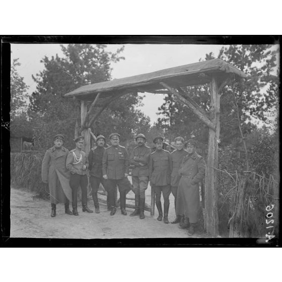 Mission de Mr Variot. Voyage à la brigade russe. Secteur d'Auberive. Le Colonel et quelques officiers du 1e régiment russe. [légende d'origine]