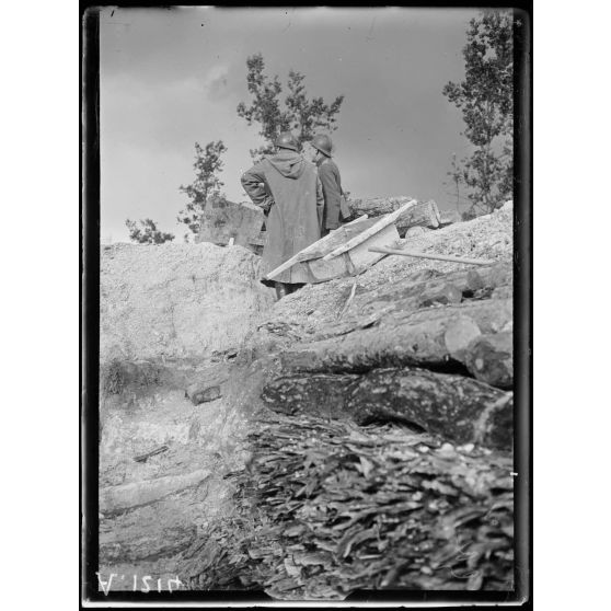 Mission de Mr Variot. Voyage à la brigade russe. Secteur d'Auberive. Observatoire sur les lignes allemandes. Près du poste "Sosset". [légende d'origine]