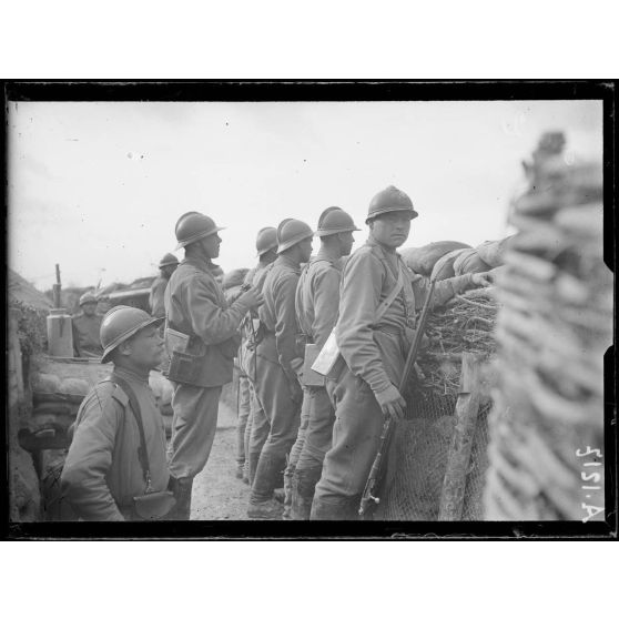 Mission de Mr Variot. Voyage à la brigade russe. Tranchées de 1ere ligne. Devant. Auberive. [légende d'origine]