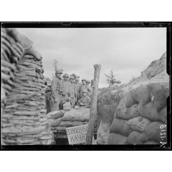 Mission de Mr Variot. Voyage à la brigade russe. Tranchées de 1ere ligne. Devant. Auberive. Centre. Charton. [légende d'origine]