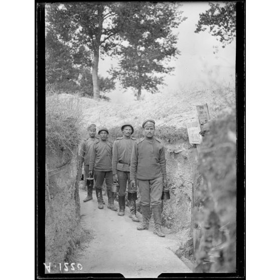 Mission de Mr Variot. Voyage à la brigade russe. Secteur d'Auberive. Boyau coudé. A. Soldats portant la soupe. [légende d'origine]
