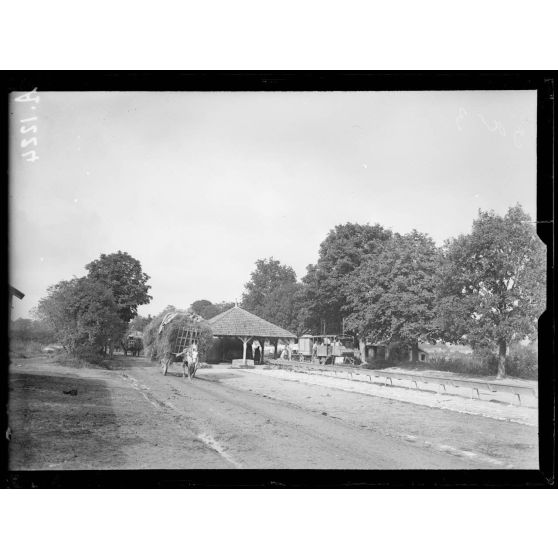 Mission de Mr Variot. Voyage à la brigade russe. Mourmelon le Grand. Marne. Ravitaillement en paille. [légende d'origine]