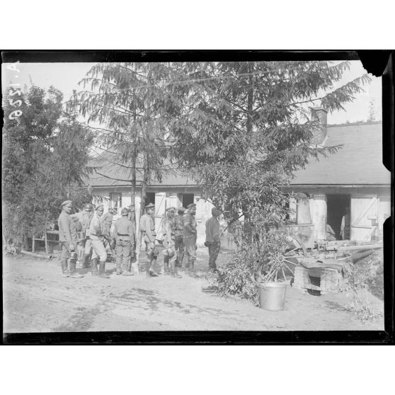 Mission de Mr Variot. Voyage à la brigade russe. Mourmelon le Grand. Marne. L'attente devant les cuisines. [légende d'origine]