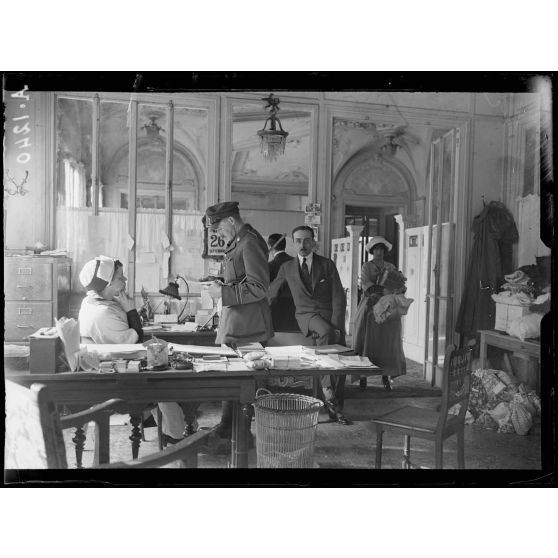 Paris. Alcazar d'été. Comité américain pour les blessés français. Mlle Anna Murray Vail dans le bureau. Membres du comité s'occupant de la répartition des dons. [légende d'origine]