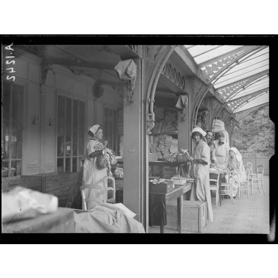 Paris. Alcazar d'été. Comité américain pour les blessés français. Mlle Anna Murray Vail dans le bureau. Membres du comité s'occuppant de la répartition des dons. [légende d'origine]