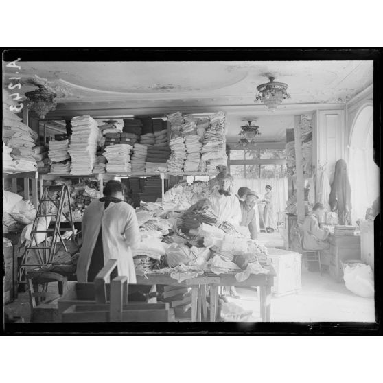 Paris. Alcazar d'été. Comité américain pour les blessés français. Un des magasins. [légende d'origine]<br>
