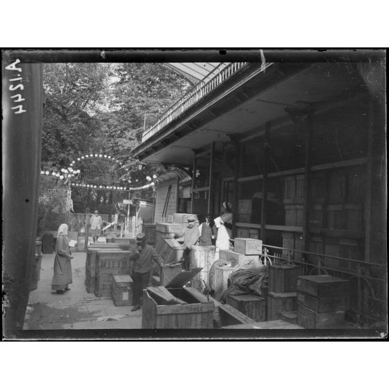 Paris. Alcazar d'été. Comité américain pour les blessés français. Préparation et emballage des colis. [légende d'origine]
