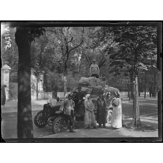 Paris. Alcazar d'été. Comité américain pour les blessés français. Une voiture chargée de colis (dons) pour la distribution. [légende d'origine]