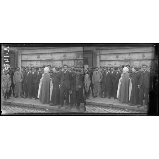Paris. Avenue de la gare. Raffinerie Say. La sortie des ouvriers marocains. [légende d'origine]