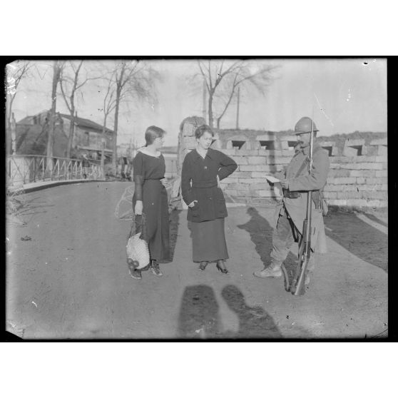 Reims, pont Haon, examen des laissez passer des civils. [légende d'origine]