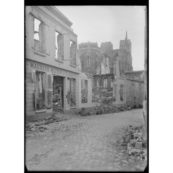 Reims, la rue Eugène Desteuque et la cathédrale. [légende d'origine]