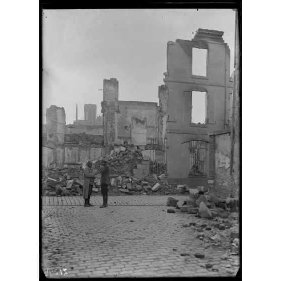 Reims, vue prise de la rue de Maçon. Ruines. [légende d'origine]