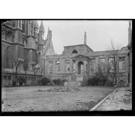 Reims, palais archiépiscopal, la salle du Tau, vue prise de dehors. [légende d'origine]