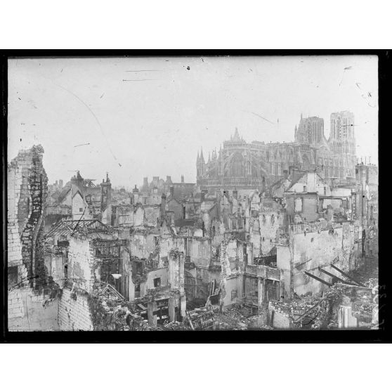 Reims, panorama sur la ville et la cathédrale. [légende d'origine]