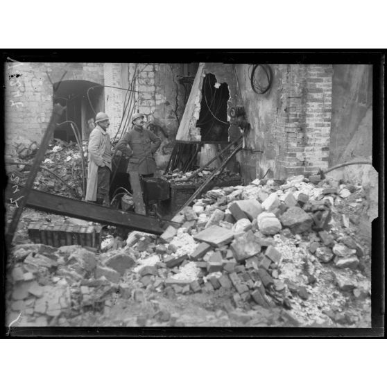 Reims, effets de ruines. [légende d'origine]