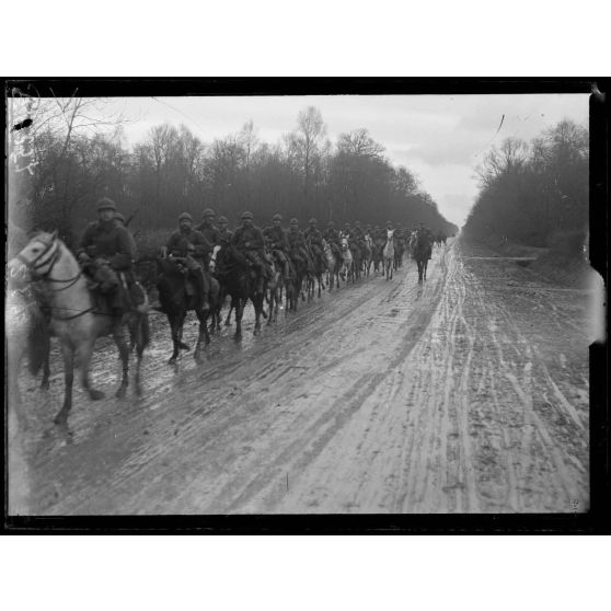 Près de Reims, chasseurs d'Afrique sur la route d'Epernay. [légende d'origine]