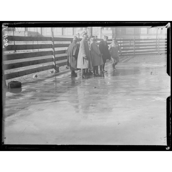 Reims, le général Joffre devant la cathédrale. [légende d'origine]