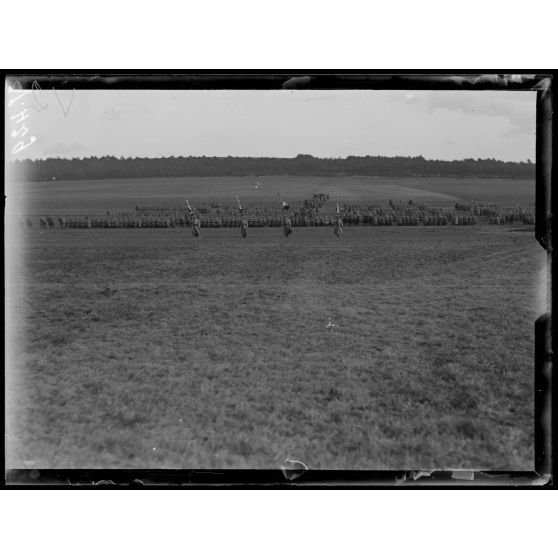 Revue passée par le général Joffre sur le terrain de la cote 176, en Champagne. Les troupes. [légende d'origine]