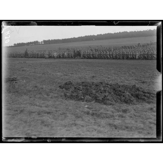 Revue passée par le général Joffre sur le terrain de la cote 176, en Champagne. [légende d'origine]