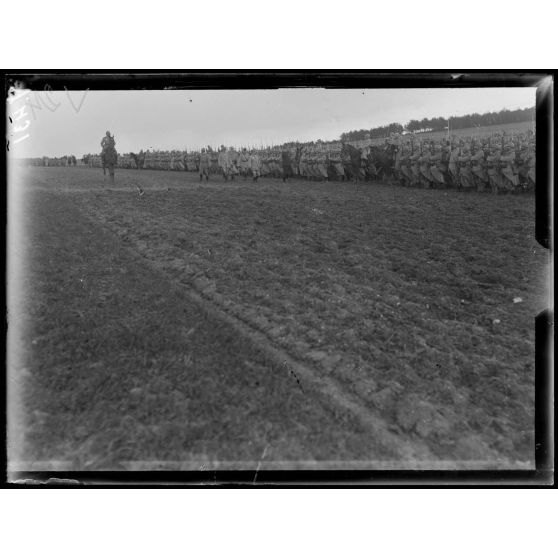 Revue passée par le général Joffre sur le terrain de la cote 176, en Champagne. [légende d'origine]