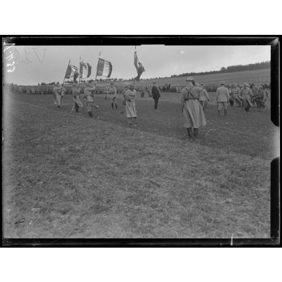 Revue passée par le général Joffre sur le terrain de la cote 176, en Champagne. Remise de 4 drapeaux aux régiments territoriaux de la 97e division territoriale. [légende d'origine]